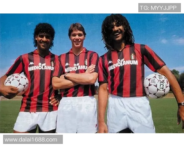 足球球星亲吻队友引发热议 亲密举动背后蕴含深厚情谊与团队精神